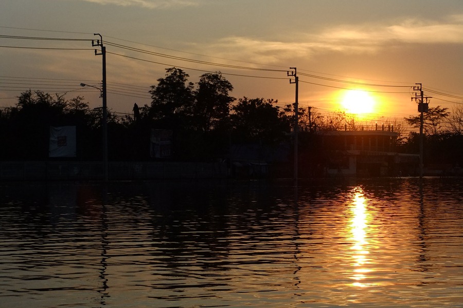  [b]แสงสวยๆครับ ไม่เคยเห็นบรรยากาศงามๆแบบนี้ที่นี่มาก่อน[/b]