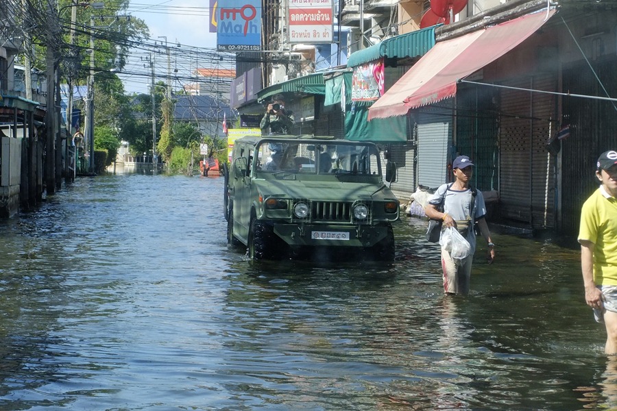  [b]โดนทหารยิงครับ เราก็ต้องยิงสวนทันที[/b] :grin: :grin: :grin: :grin: