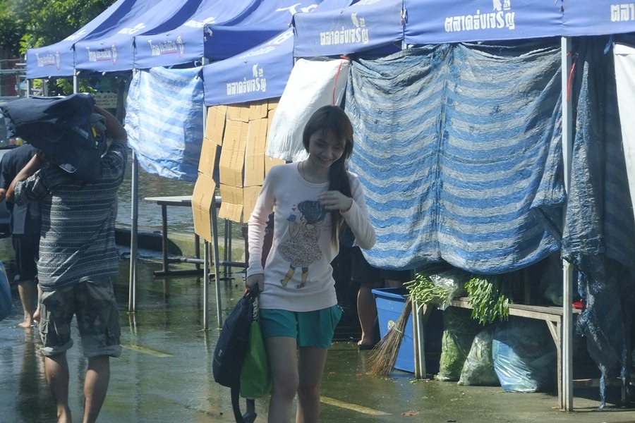  [b]       ยังไม่รู้ตัวว่ากำลังโดนส่องอยู่ครับ  [/b] :grin: :grin: :grin: