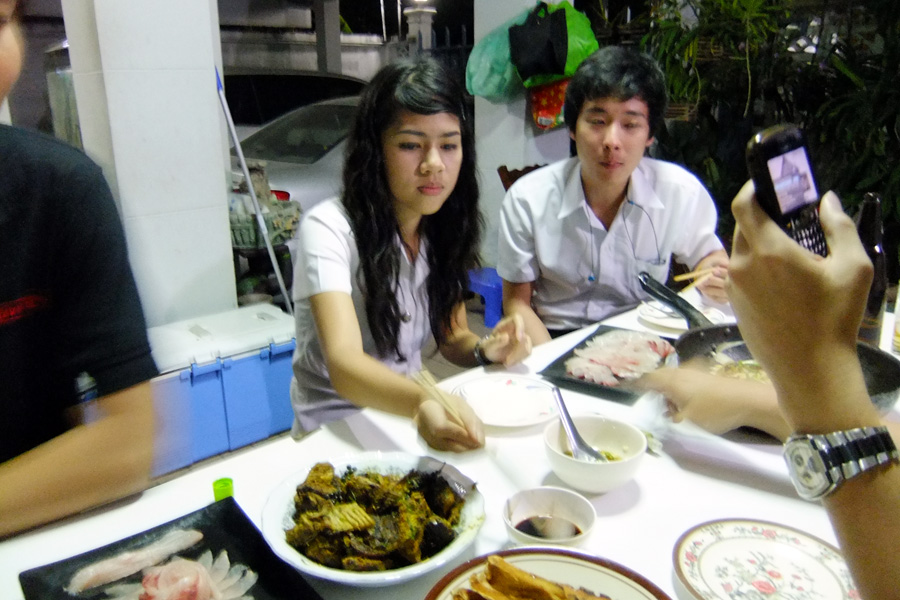  [b]ความอร่อยคงไม่ต้องบอก แบบนี้เค้าเรียกว่าอร่อยขึ้นตา เจอปลาดิบเนื้อนุ่มเข้าไปถึงกับพริ้มกันเลยทีเ