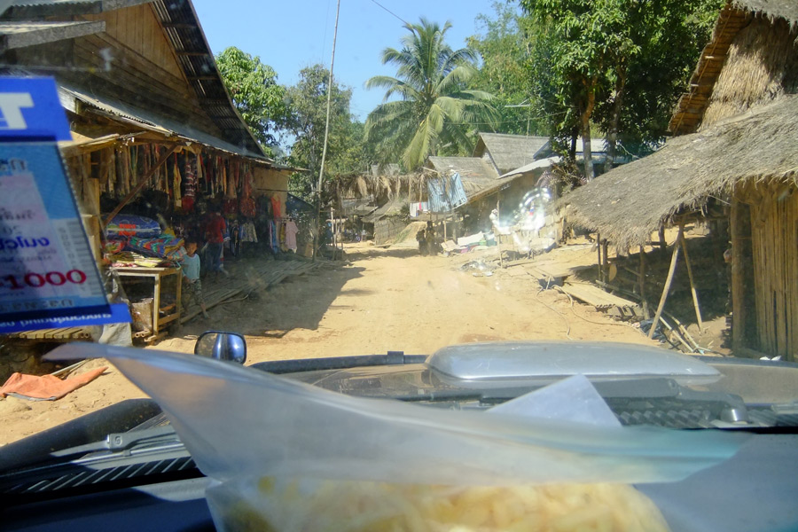  [b]ตัดเข้าในเขตพม่าเลยแล้วกันครับ อันนี้เป็นหมู่บ้านที่ชายแดนไทยเลย[/b]
