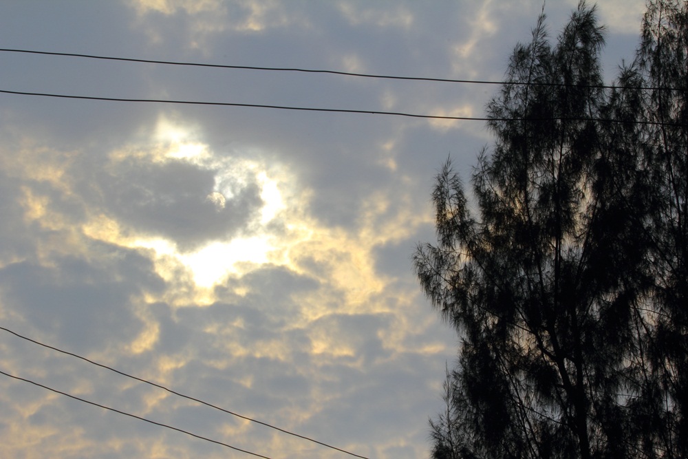 เมื่อแดดล่ม (เพราะเมฆมาบดบังพระอาทิตย์) ของเย็นวันที่ 27 มกราคม 55
พากันไปนั่งจิบชาที่บึงดีมั้ย
เพ