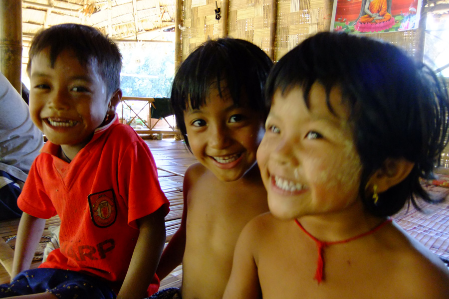  [b]เห็นรูปตัวเองในกล้องสนุกสนานกันใญ่ครับ ให้ถ่ายไม่เลิกแล้วก็ไม่นิ่งด้วย บอกให้นิ่งๆก็ไม่เข้าใจ ถ้