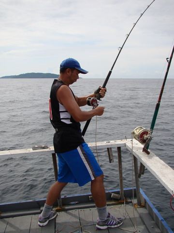 เสียงดัง จาก หลังเรือ  :ohh: :ohh: :ohh:
ปั่น ปั่น  :sick: :sick: :sick: