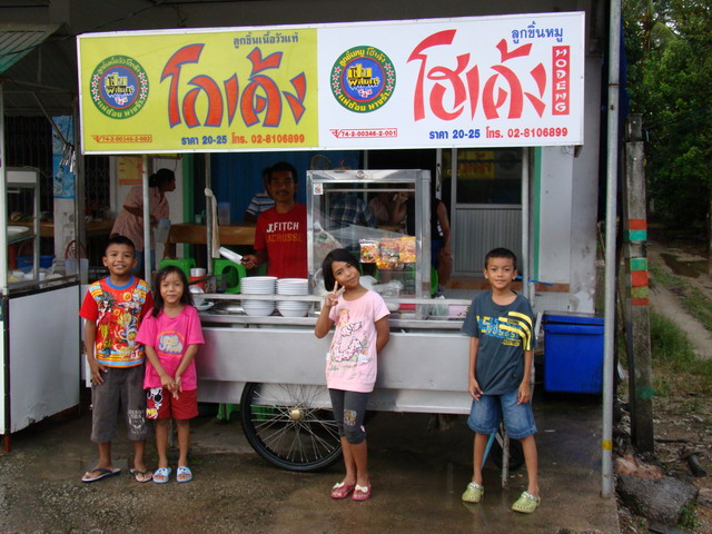 เอ๊ะ พ่อค้า หน้าตาคุ้น คุ้น  :grin: :grin: :grin:
ยึดร้านเค้าซ่ะแระ  :laughing: :laughing: :laughin