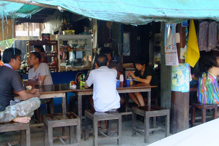  [b]เช้าวันสุดท้ายก่อนกลับบ้าน มากินกาแฟกับไข่ลวกกันครับ บรรยากาศร้านกาแฟที่นี่ยังไม่เคยเปลี่ยน . . 