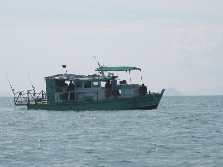 มีเรือตกปลาแถวปากน้ำระนองมาตกใกล้ๆกันอีกลำ
