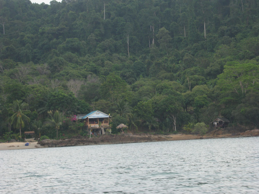 รีสอร์ทเกาะช้าง อยู่ตรงข้ามหมายที่พวกเราตกปลากันครับ