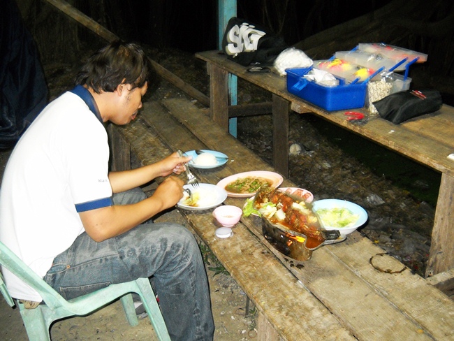 กิตบอกจัดเต็มส่วนผมมัวแต่ถ่ายรูปสังเกตที่รูปนะครับเบลอๆ(เพราะหิวจนมือสั่น)คืนนี้อากาศร้อนมากครับลมไม