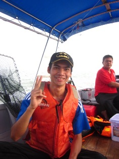โทรหาเพื่อนมาเลย์คนคอเดียวกันขอให้พาไปตกปลาที่แนะนำตัวกันเลย เพื่อนมาเลย์ Anour อ่านออกเสียงยากชะมัด