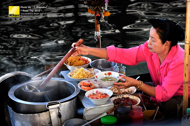 เราแวะทานก๋วยเตี๋ยวเรือกันครับเช้านี้แต่ต้องขอบอกว่า ช่างม่ายอาหร่อยเลยเจงๆ แต่ก้อไม่เป็นไรคับเมื่อไ