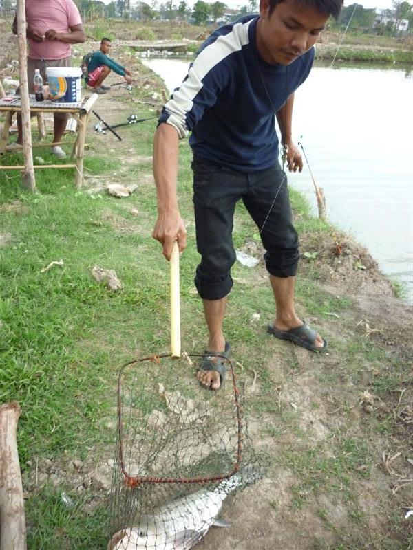 ได้กลุ่มน้าที่ตีกะกร้ออยู่ข้างๆมาช่วยช้อนให้