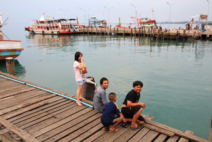 กลัวเมาคลื่นหรืองัยครับ ถึงยังไม่ยอมลงเรือ  :laughing: :laughing: :laughing: