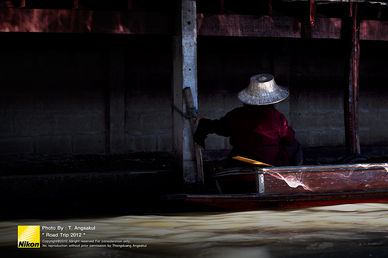 รีเฟล็คชั่นสุดท้ายรูปนี้ก่อนที่ผมและครอบครัวจะลาตลาดน้ำดำเนินสะดวกโดยมีส้มโอสิบลูก ชมพู่สามโล แล้วก้