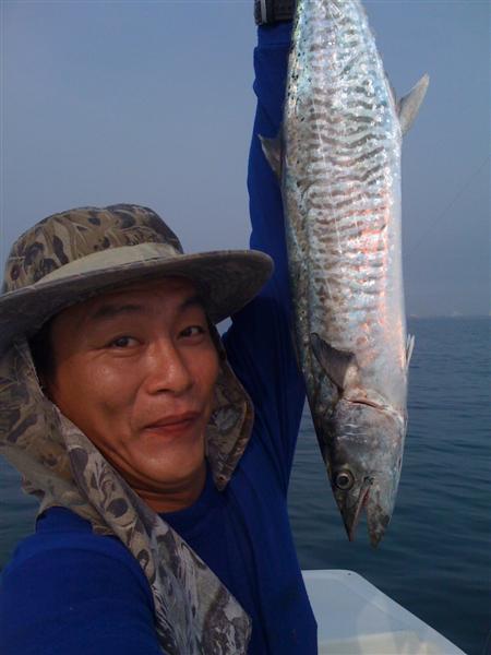 กว่าจะเอาขึ้นเรือได้เล่นเอาหอบไปเลย..ต้องถือคันไวข้าง...อีกข้างต้องคอยจังหว่ะจับหางให้ทันเพื่อดึงปลา
