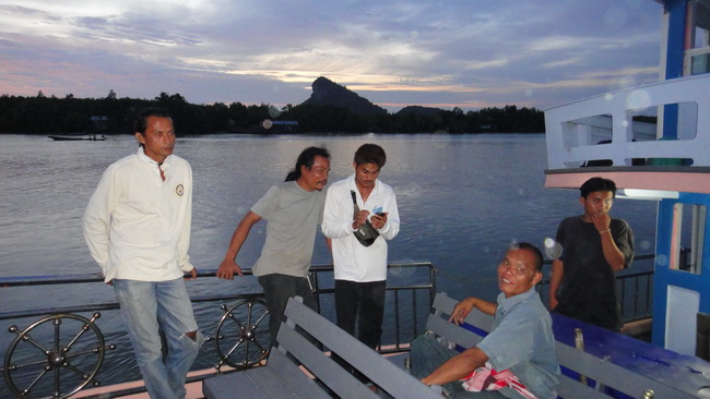 ภาพบรรยากาศก่อนออกเดินทางที่ท่าเทียบเรือ เเพโกเข่ง ดอนสัก