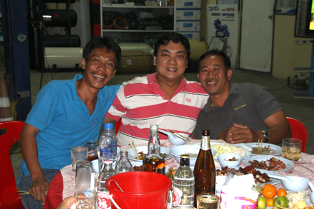 พี่จิมมี่(chabar) พี่หยี(สมภาร) และพี่เสือครับ
