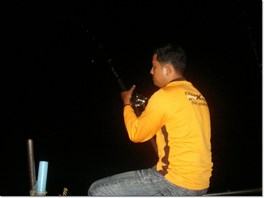 

..... :cheer:...ทางท้ายเรือผมก็โดนบ้างครับ....... :cheer:......