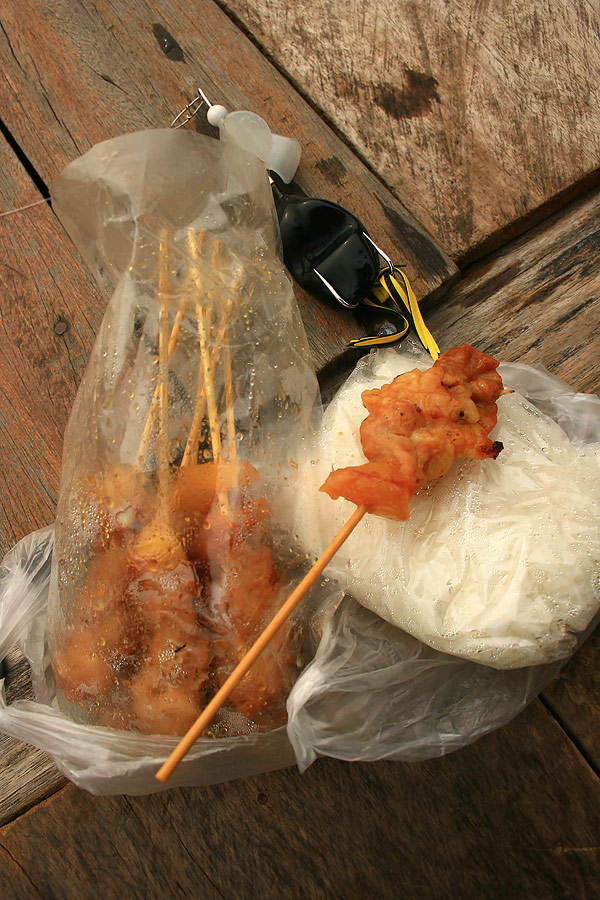 พักกินข้าวเช้าก่อน  มื้อนี้ ข้าวเหนียว หมูปิ้ง  ง่ายๆตามประสา :umh: :umh: :umh: