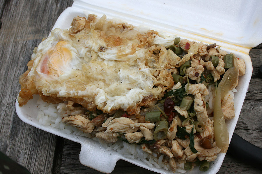 พักทานข้าวเที่ยวกันก่อน มื้อเที่ยง กระเพราไก่ไข่ดาว :laughing: :laughing: :laughing: