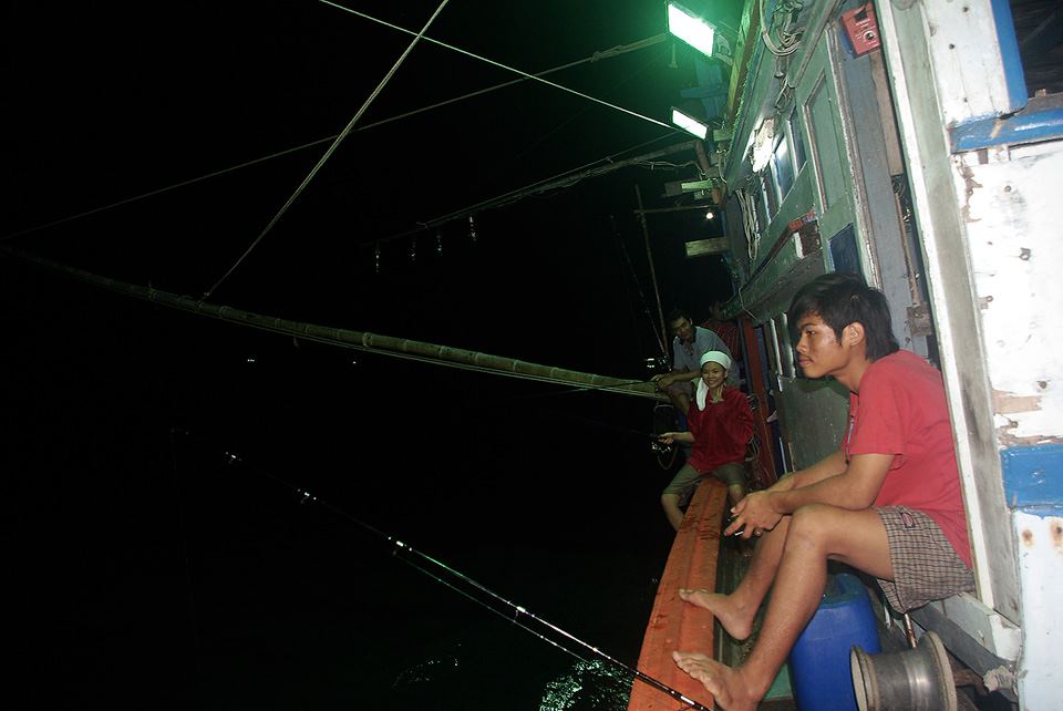 เด็กเวง เด็ก เรือ กินหมดทุกอย่าง ขนม หมูย่างน้ำเป๊ปซี่... เด็กคนแรก เสื้อแดง