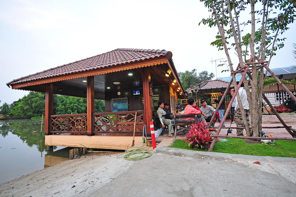

[b]ด้านหลัง ติดแม่น้ำ มีที่ลงเรือด้วย โอววววววว  มันสุดยอดจริงๆนะ  :love: :love: :grin:[/b]


