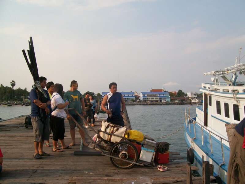 รวมพลกันแล้วก็ทยอยขนของลงเรือกันครับ  :grin: