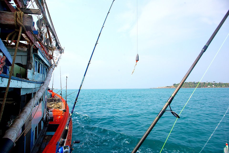 เพิ่งเห็น ว่าเรือเรานี่ ... มีคันเบ็ด เยอะ จริงๆ