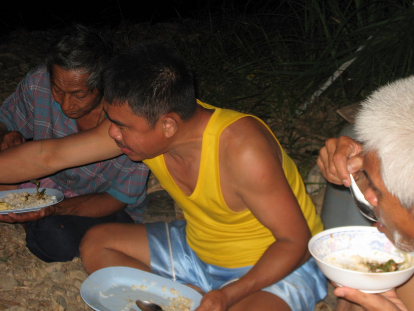 อร่อยหรือไม่ ไม่รู้ รู้แต่ว่าน้าชาติ ข้าวหมดก่อนใครเพื่อน.... :laughing: :laughing: :laughing: