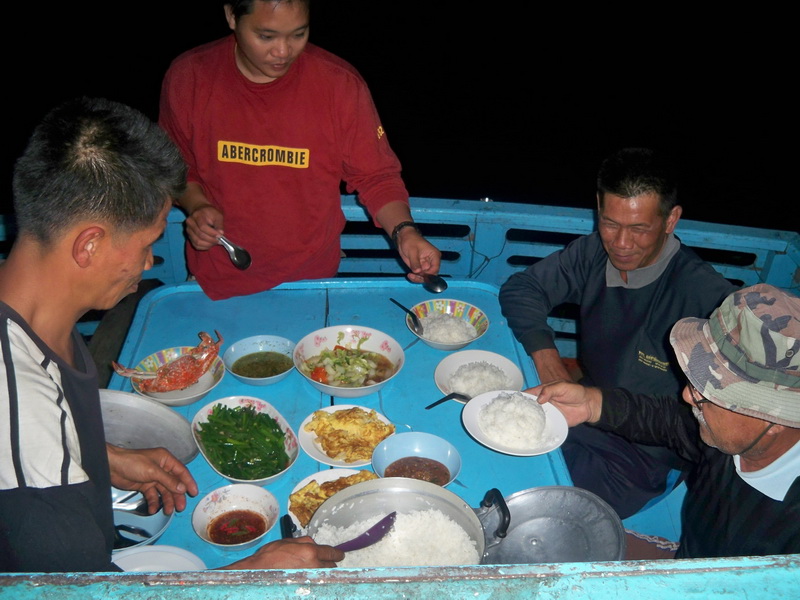 ลง เรือ ปุ๊ป นี่เลยครับ  ทานข้าวววว   ไข่เจียว ขาดไม่ได้ทุกมื้อ ต้องมีมัน น้ำพริกกะปิจาก บังชา บางพล