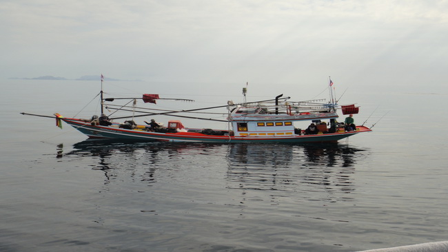เรือเบ็ดจากบ้านดอน  จอดตกตั้งแต่เช้าล่อปลาสระไป  200  กิโลเเล้ว