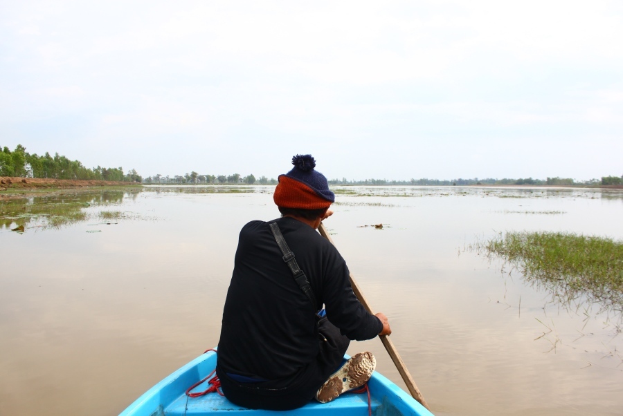 ออกเรือมาแล้วครับ ผมเป็นคนเสียสละถ่ายรูปให้ ส่วนพ่อใหญ่  [b]พายเรือ[/b]  กรั่กๆๆๆ
 :laughing: :laug