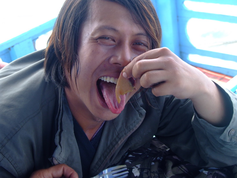 น้ากัส ไม่พลาด อีก เช่นเคย  ลิ้นยาว น่าเกลียด มาก ครับ  สงสัยชอบใช้ลิ้น   :laughing: :laughing: :lau