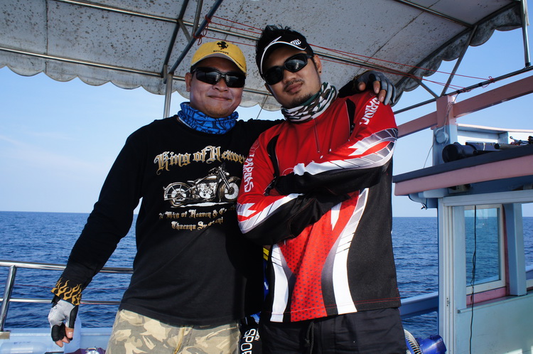  :grin:  คู่หู  คู่ฮา  กัดกัน  เล่นกันเหมือนเรือจะแตก   :frown: :frown: