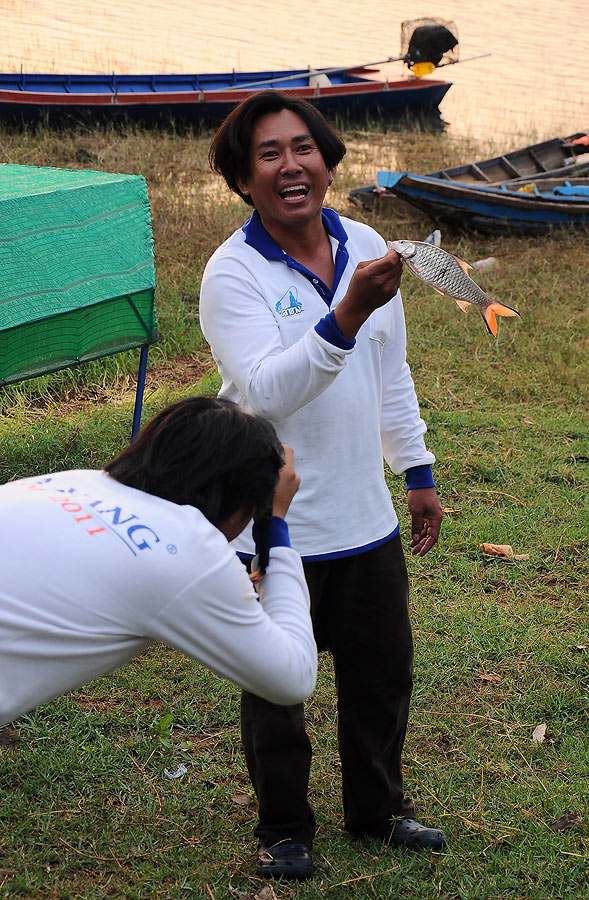 มาถึงฝั่งเจอน้าต่อกำลังหล่อกับปลาตัวเดียวที่ตกได้ ช่างใหญ่ได้ใจจริงๆ :laughing: :laughing: :laughing