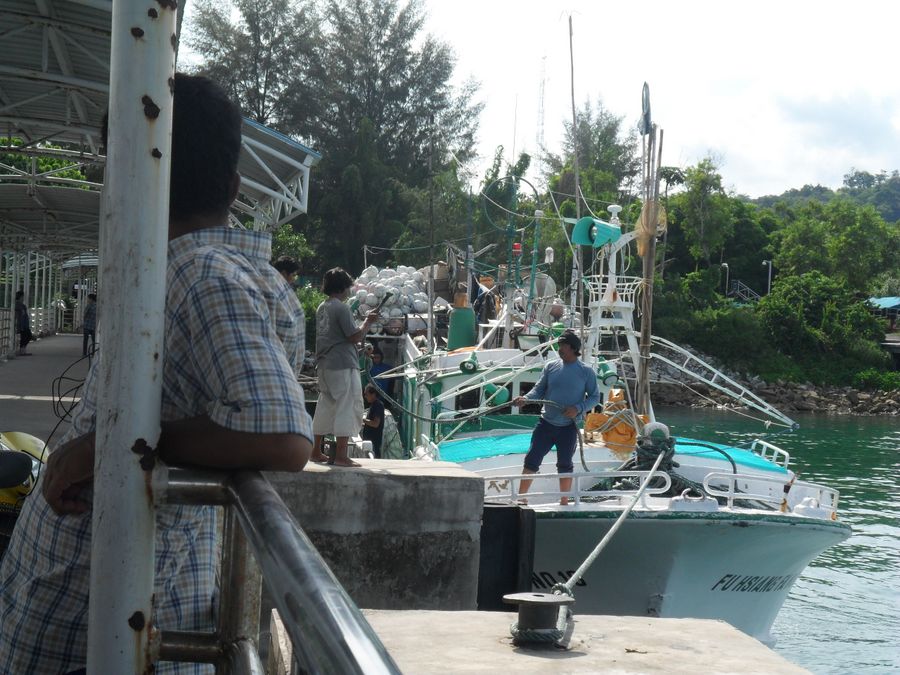 ซักครู่มีเรือประมงเข้ามาจอด เห็นว่าเอาศพขึ้น เสียชีวิตในเรือ.....เก็บเบ็ดด่วนนนนนนเดี๋ยวมืดแล้วเสียว