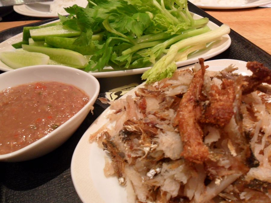 หรือจะแบบแกะเอาแต่เนื้อล้วนๆ เราเองก็จะได้ไม่เสียจังหวะในการกิน...แกล้มน้ำพริกกะปิ ผักสดซักจาน :umh:
