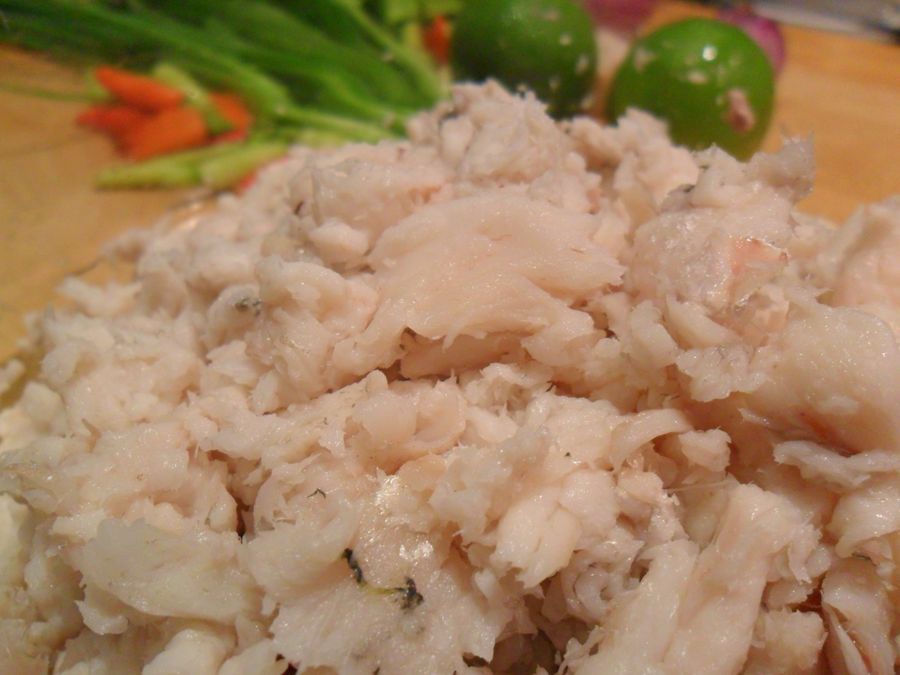 แกะเอาเฉพาะเนื้อ พอสุกแล้วแกะง่ายมาก แกะไปกินไป....เนื้ออร่อยมาก หวานเชียว นี่ถ้าเหยาะน้ำปลาคลุกข้าว