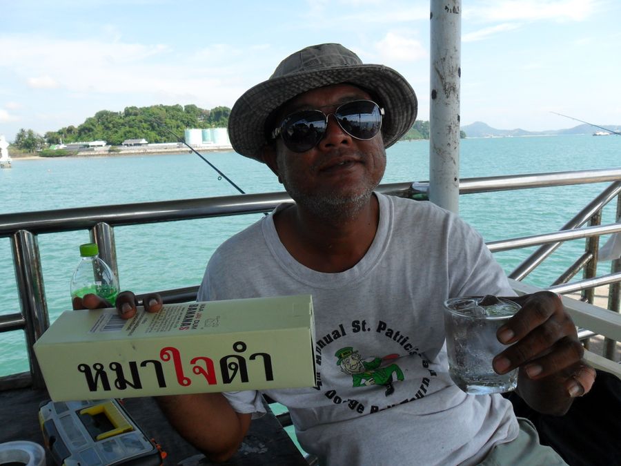 เอ้า...ยก.....แหม....นายแบบหน้าตาเหมือนจะเมาจริง.... :laughing:
