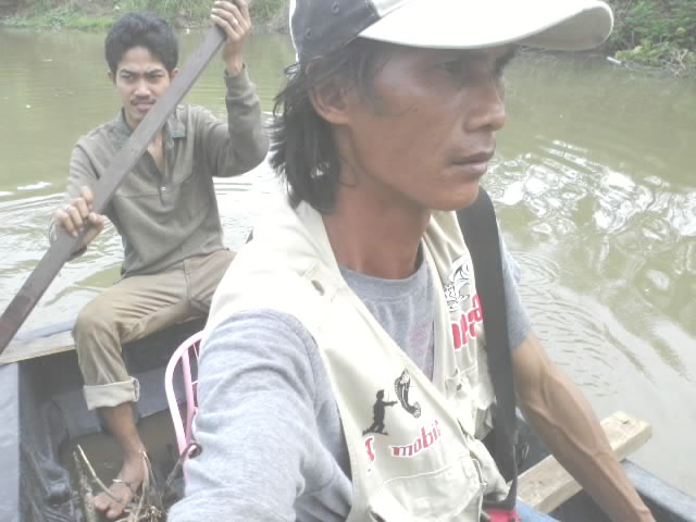 ได้เรือแล้ว...ไปลุย.....กะมีมัน...ใช้เวลาเข้าหมายเกือบชั่วโมง..ถึงหมายผมแทบบ้าตาย..กระสูบไล่ลูกปลามั
