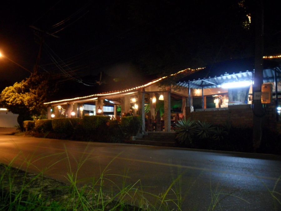 ร้านเค้าก็บรรยากาศดีครับ เดินข้ามถนนไปนิดเดียว หรือจะสั่งมานั่งกินตรงที่ตกปลาก็ได้ :love: :love: