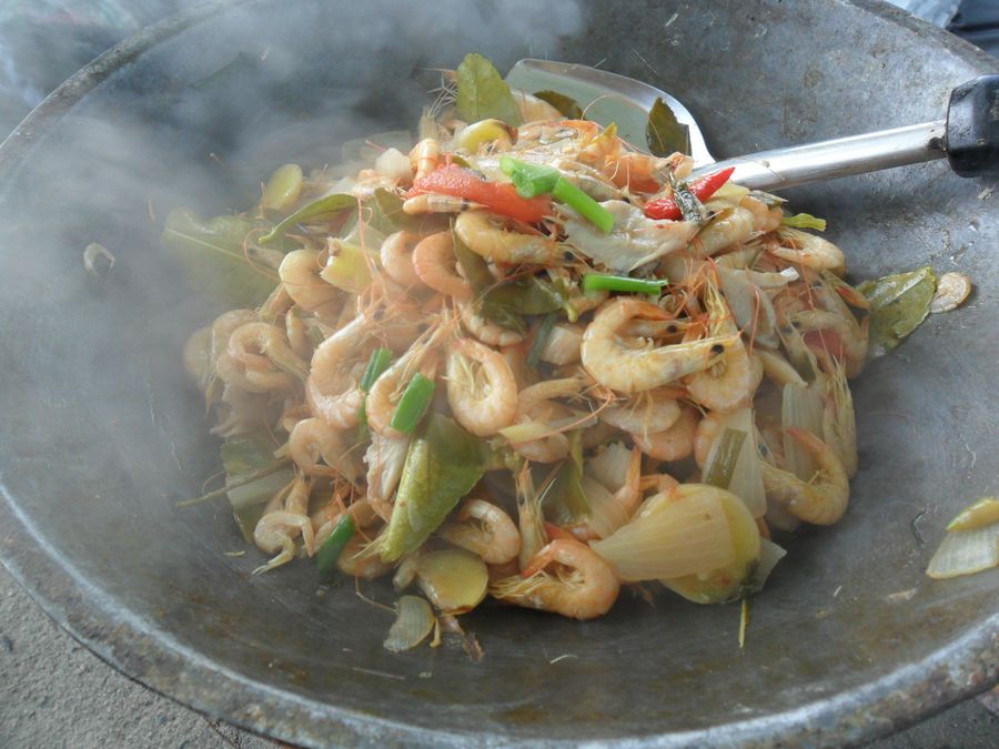 อู๊ยยยยย....หอมฟุ้ง.....กุ้งรวนต้มยำ......หรอยจริงๆ...ใครมีกุ้งอีกเอามาใส่เพิ่ม ปลาไม่ต้องตกก็ได้ :u