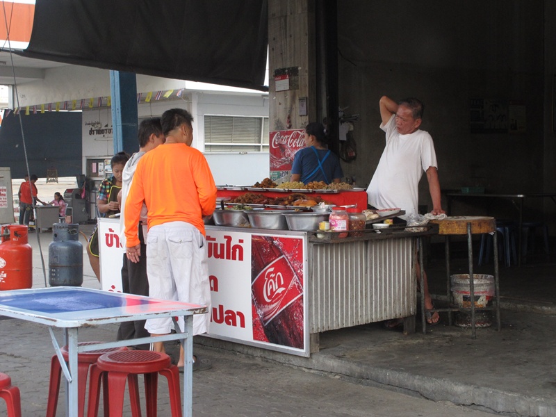 มาถึงสี่แยกปราณบุรี อยากแนะนำร้านข้าวต้มร้านนี้ครับ
ก็แวะซื้อกับข้ามลงเรือนิดหน่อย
ผมแวะกินทุกครั้