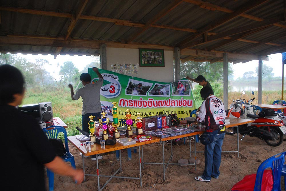 มีทีมงาน เพิ่มมาอีก2คน 

ของรางวัลเริ่ม ทยอยมาเรียงตามลำดับ :cheer: