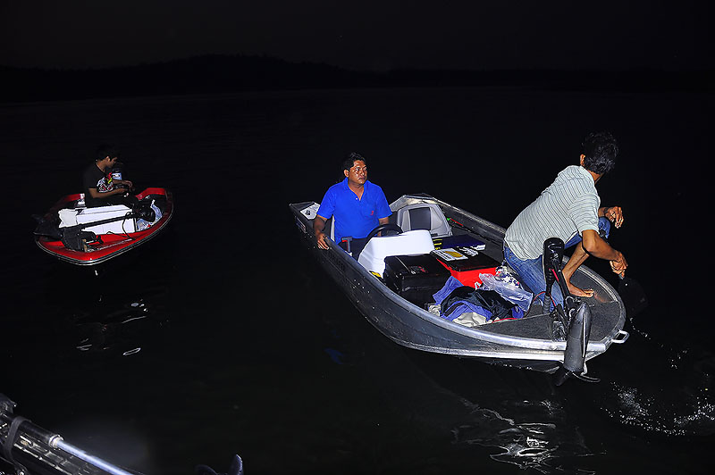 ขนของลงเรือเดินทางต่อไปที่แพพักครับ :grin: