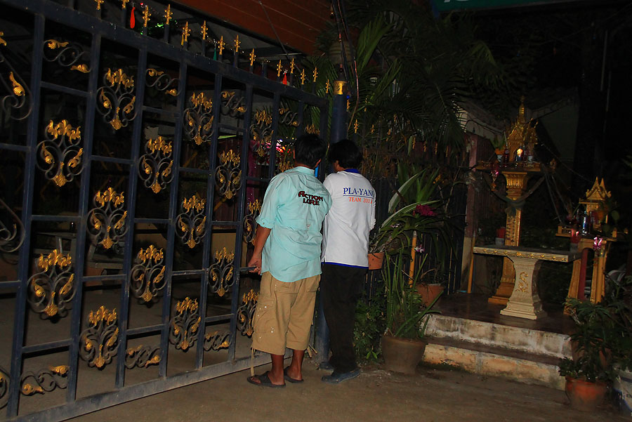  
  สองคนเค้าทำไรกัน..... :laughing:

 เข้าบ้านไม่ได้หรือไงค้าบบบ........ :laughing: