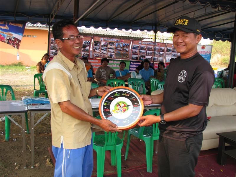 ประธานปูมอบของที่ระลึกให้กับตัวแทนศูนย์อนุรักษ์ทรัพยากรทางทะเลและชายฝั่งที่ 1 จ.ระยอง (พี่นักรบ) ที่