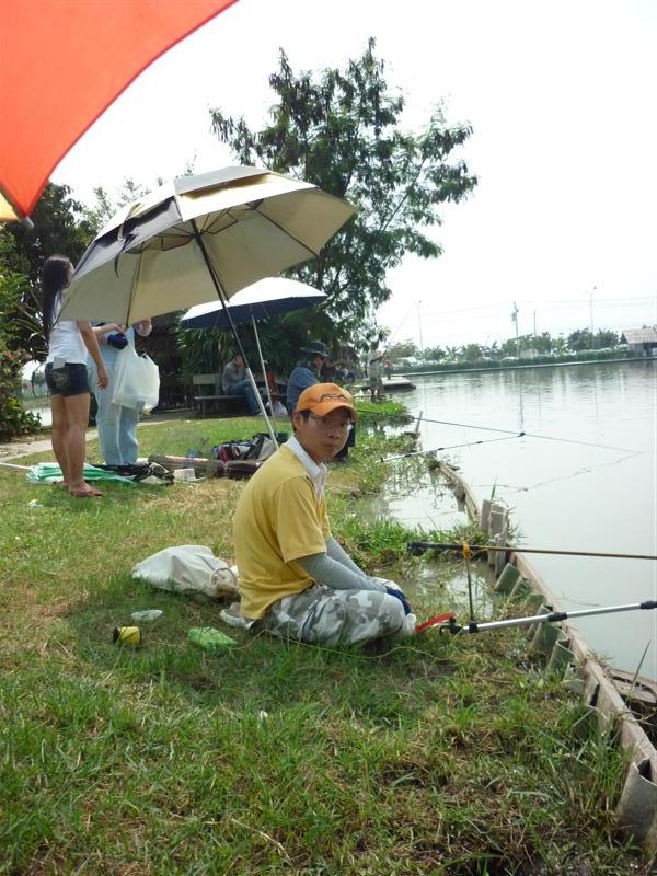 พอเอาภาพกลับไปให้เพื่อนๆดูเท่านั้น ทั้งหมดก็มาอยู่รวมกันแถวนี้อย่างรวดเร็ว :laughing: