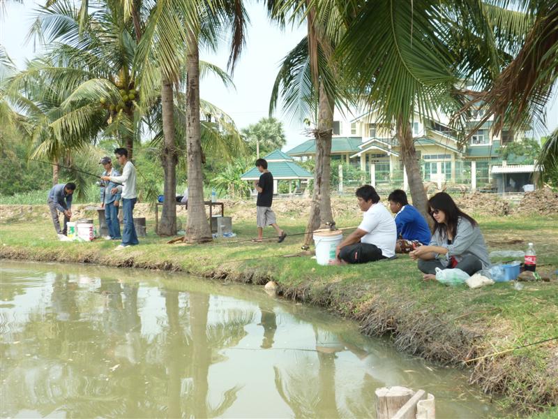 น้าสุรัตน์กับลูกชายอยู่ร่มไม้ด้านขวาผม นั่งคุยกันตามประสา พ่อลูก น่ารักดีครับ  :smile: