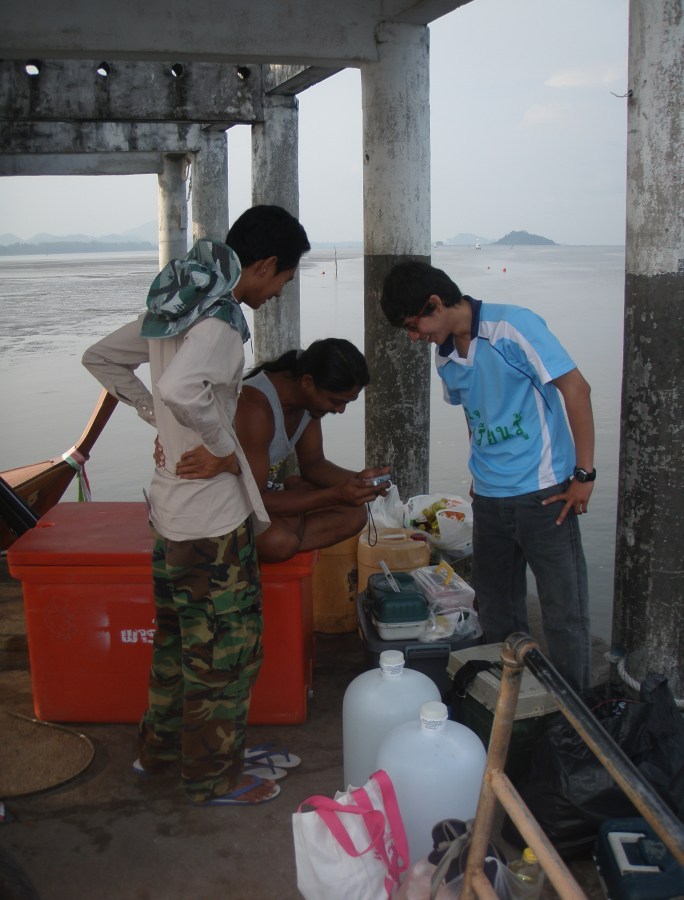 ก่อนลงเรือ ไต๋ใหญ่ หนวดยาว  ไต๋ประจำตัว    ก็เฮอาปารตี้  ไต๋ใหญ่นั่งดูคลิป  เอ้ย  ดูรูปทริปที่ผ่านๆม